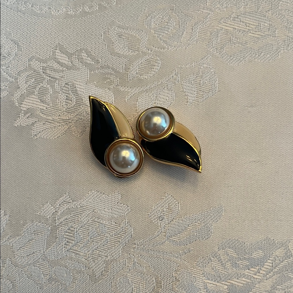 Elegant Gold and Black Pearl Earrings